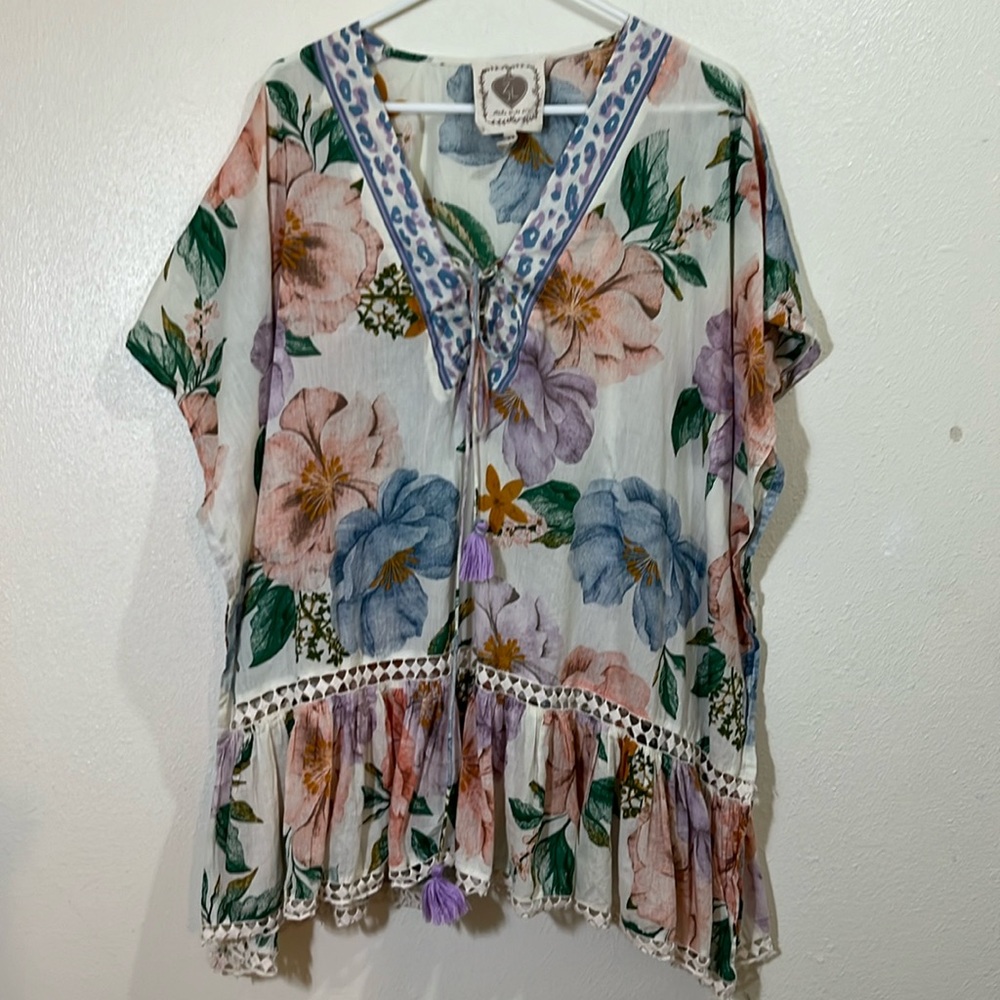 Z&L sleeveless blouse with eyelet trim. Size Medium